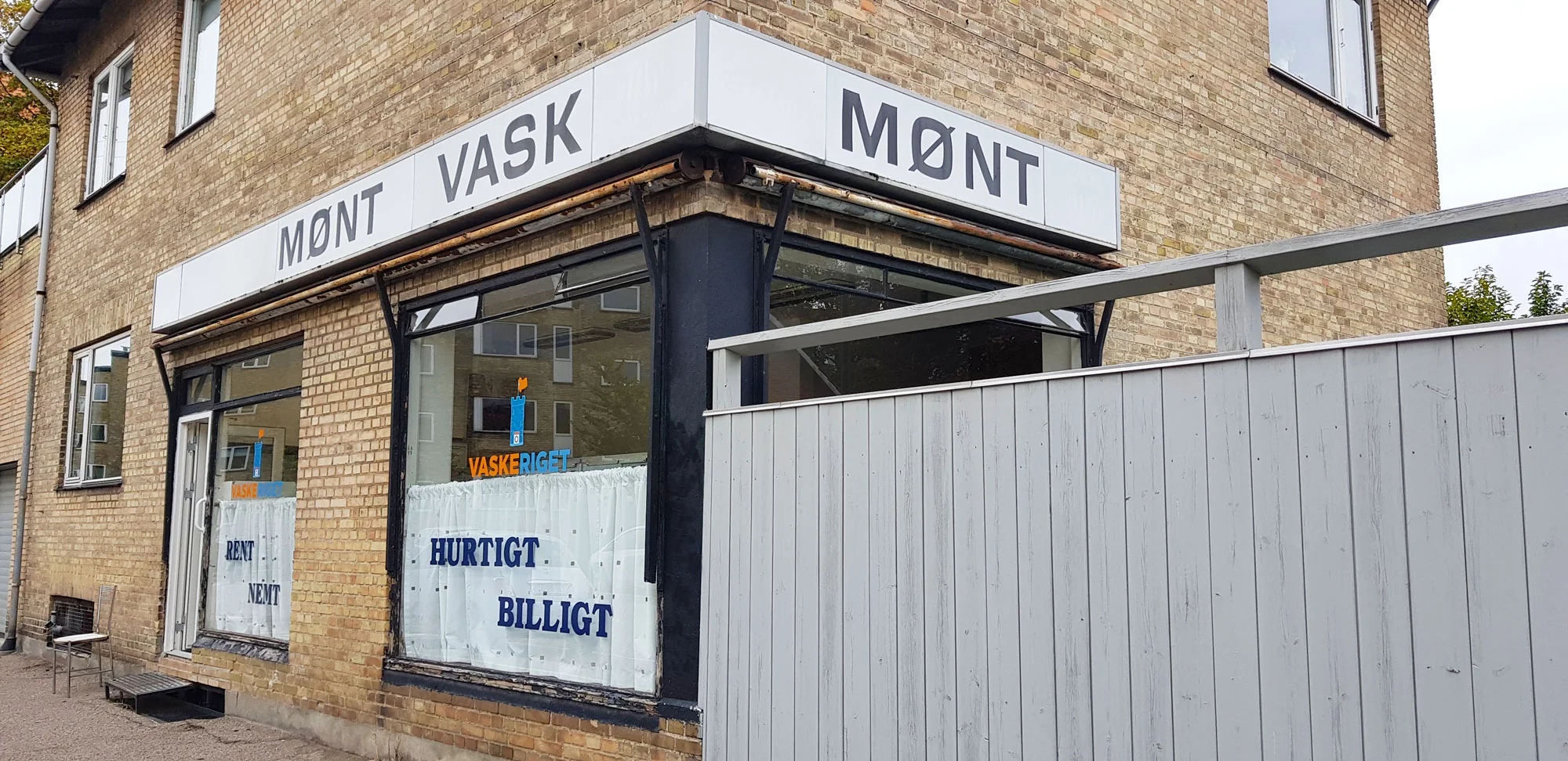 Facaden og indgangen til vaskeriet på Hyltebjerg Allé 10